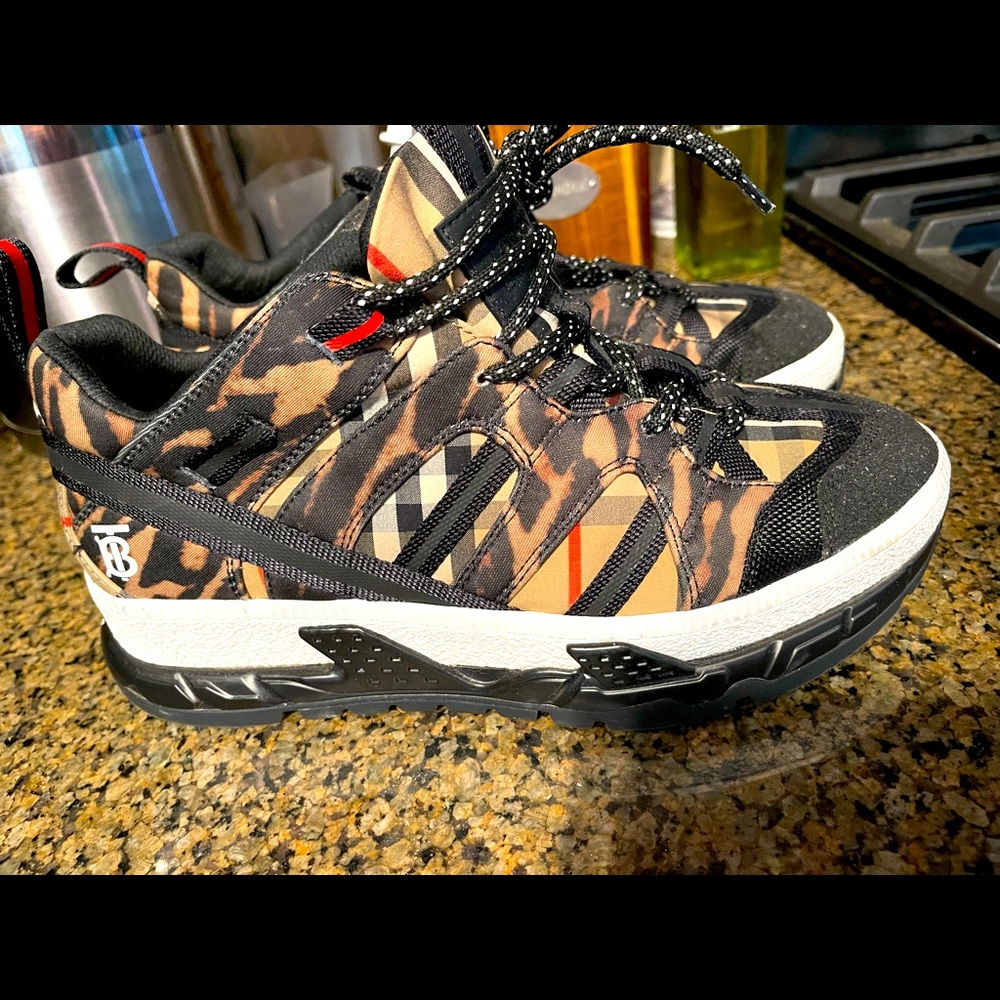 Barely worn Burberry tennis shoes sneakers womens 39.5